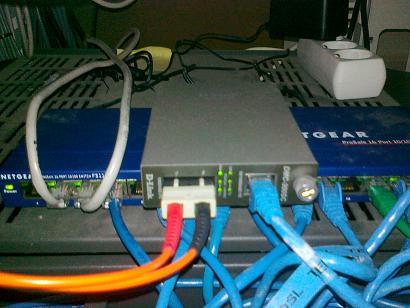 Convertidor de medios conectado al switch Ethernet y al panel de distribución de fibras ópticas